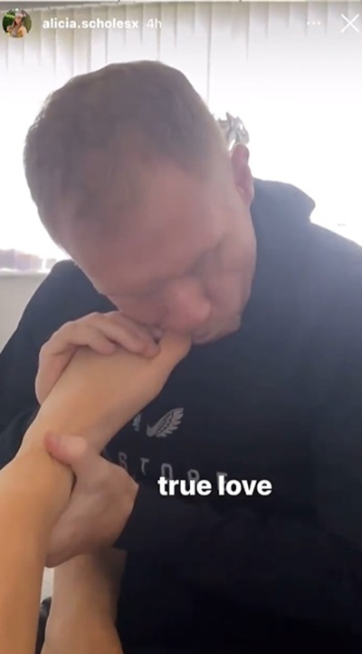 อดีตนักเตะแมนยู ดูดนิ้ว-กัดเล็บเท้า ลูกสาววัย 20 ปี อดีตนักเตะแมนยู ดูดนิ้ว-กัดเล็บเท้า ลูกสาววัย 20 ปี