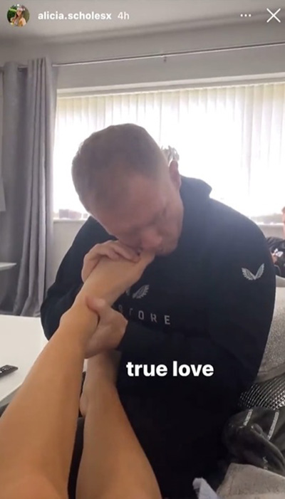 อดีตนักเตะแมนยู ดูดนิ้ว-กัดเล็บเท้า ลูกสาววัย 20 ปี อดีตนักเตะแมนยู ดูดนิ้ว-กัดเล็บเท้า ลูกสาววัย 20 ปี