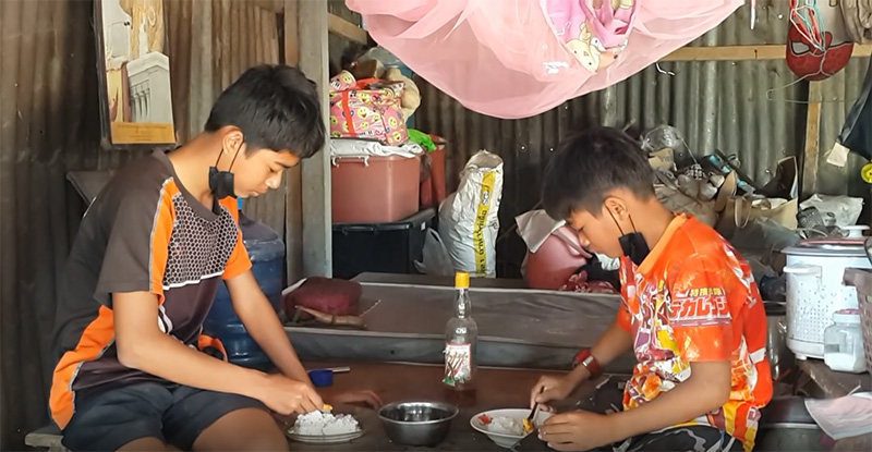 สองพี่น้องอยู่กันตามลำพัง สองพี่น้องอยู่กันตามลำพัง