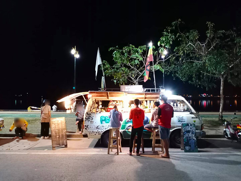 ร้านกาแฟดังจอดรถเปิดร้านข้างถนน ร้านกาแฟดังจอดรถเปิดร้านข้างถนน