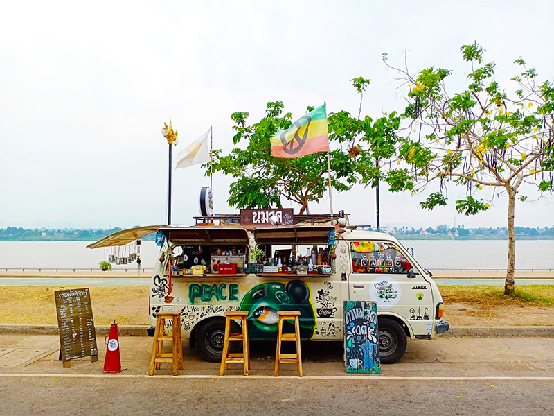 ร้านกาแฟดังจอดรถเปิดร้านข้างถนน ร้านกาแฟดังจอดรถเปิดร้านข้างถนน