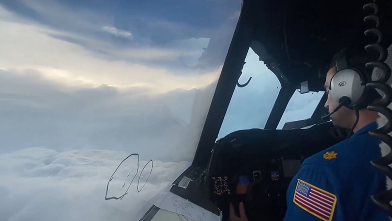 นักบินฝ่าตาพายุ ทะลุกลางเฮอริเคนไอดา นักบินฝ่าตาพายุ ทะลุกลางเฮอริเคนไอดา