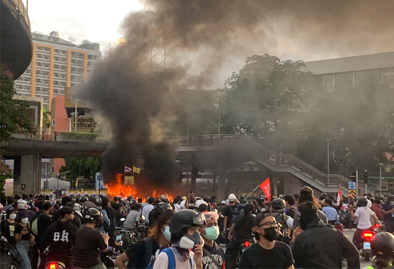 ม็อบ ม็อบ