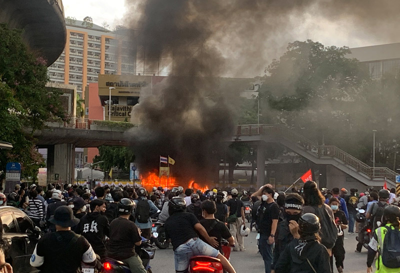 ม็อบ ม็อบ