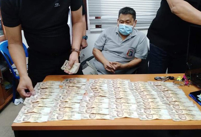 บุกรวบ อดีตรอง ผกก. เรียกเงินใต้โต๊ะ 1 แสน บุกรวบ อดีตรอง ผกก. เรียกเงินใต้โต๊ะ 1 แสน