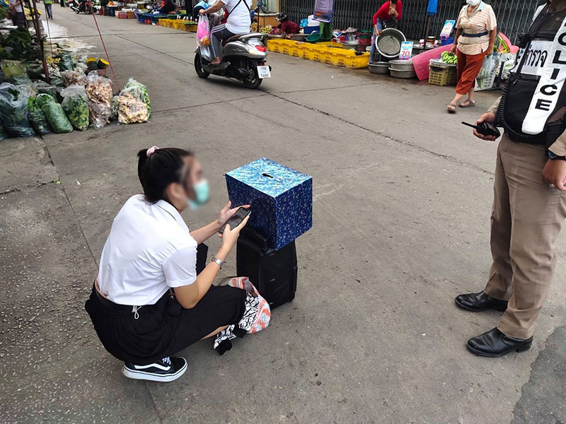 นศ. ร้องเพลงหาเงินเรียน คนโทร. แจ้ง ตร. จนต้องมาสั่งหยุด นศ. ร้องเพลงหาเงินเรียน คนโทร. แจ้ง ตร. จนต้องมาสั่งหยุด