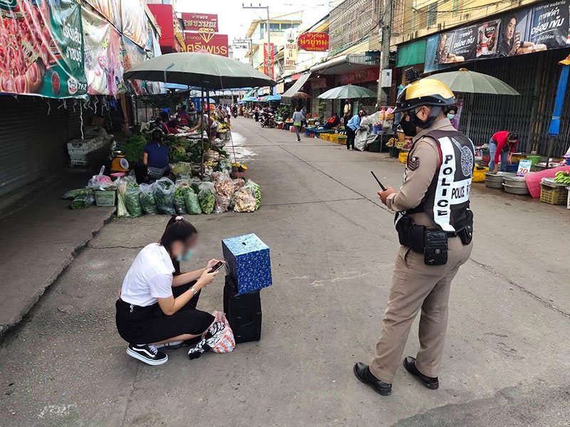 นศ. ร้องเพลงหาเงินเรียน คนโทร. แจ้ง ตร. จนต้องมาสั่งหยุด นศ. ร้องเพลงหาเงินเรียน คนโทร. แจ้ง ตร. จนต้องมาสั่งหยุด