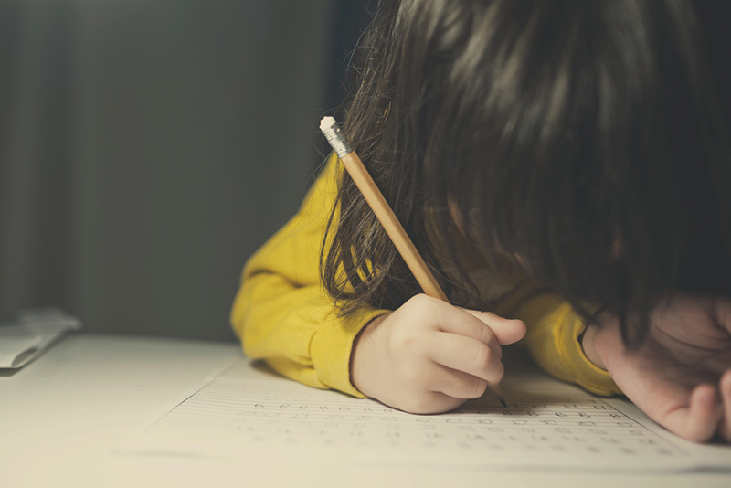 เด็กทำการบ้าน เด็กทำการบ้าน