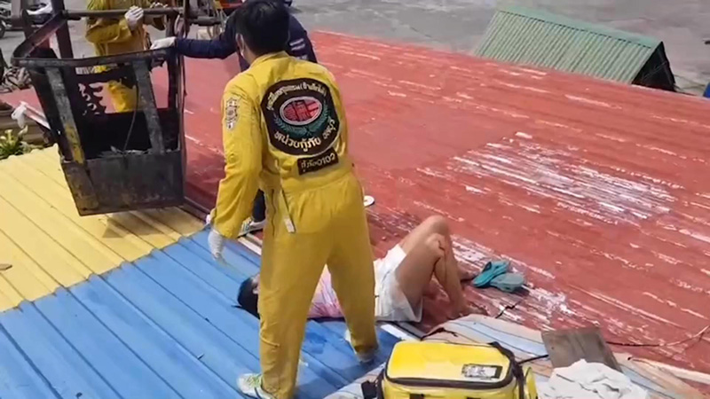 หญิงวัย 43 ปีนระเบียงไปห้องเพื่อนตึกข้างกัน พลัดตกตึกเจ็บ หญิงวัย 43 ปีนระเบียงไปห้องเพื่อนตึกข้างกัน พลัดตกตึกเจ็บ