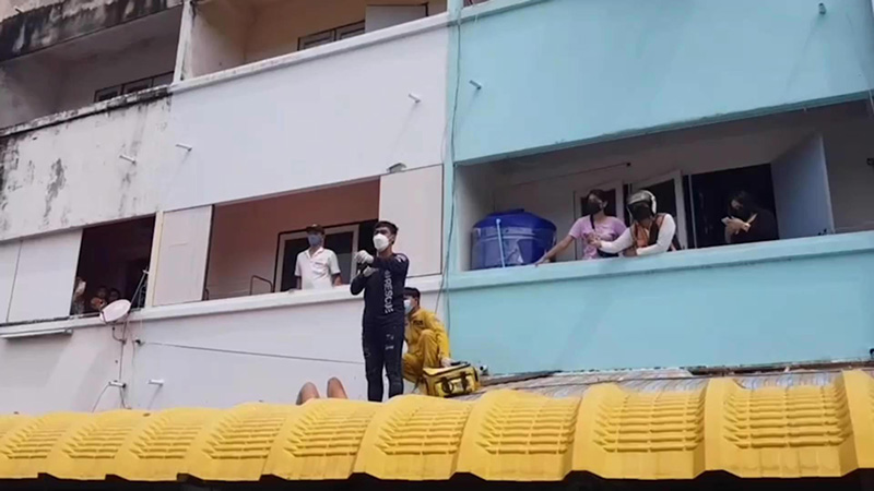 หญิงวัย 43 ปีนระเบียงไปห้องเพื่อนตึกข้างกัน พลัดตกตึกเจ็บ หญิงวัย 43 ปีนระเบียงไปห้องเพื่อนตึกข้างกัน พลัดตกตึกเจ็บ