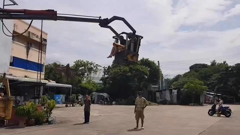 หญิงวัย 43 ปีนระเบียงไปห้องเพื่อนตึกข้างกัน พลัดตกตึกเจ็บ หญิงวัย 43 ปีนระเบียงไปห้องเพื่อนตึกข้างกัน พลัดตกตึกเจ็บ