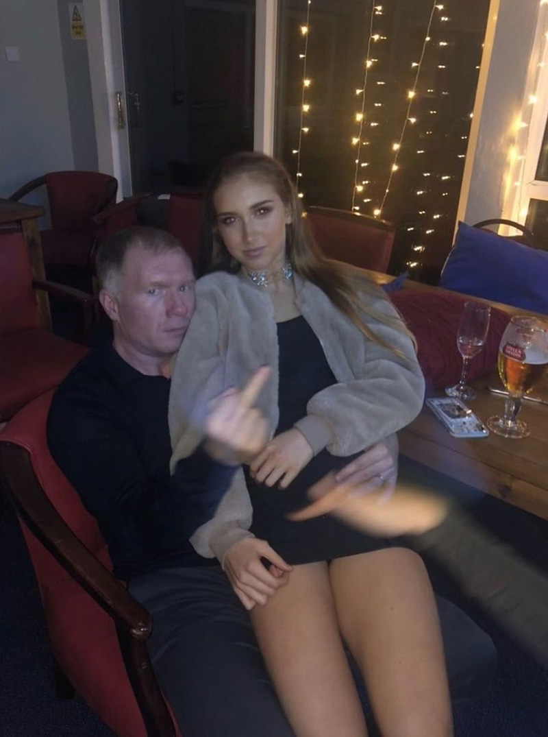 อดีตนักเตะแมนยู ดูดนิ้ว-กัดเล็บเท้า ลูกสาววัย 20 ปี อดีตนักเตะแมนยู ดูดนิ้ว-กัดเล็บเท้า ลูกสาววัย 20 ปี