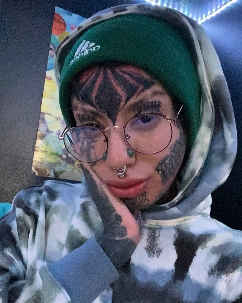 สาวคลั่งสัก อวดลวดลายสะพรึง สาวคลั่งสัก อวดลวดลายสะพรึง