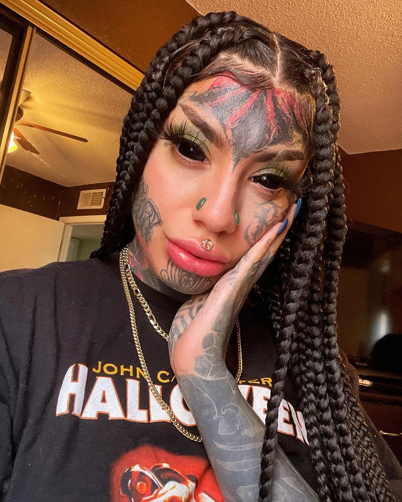 สาวคลั่งสัก อวดลวดลายสะพรึง สาวคลั่งสัก อวดลวดลายสะพรึง