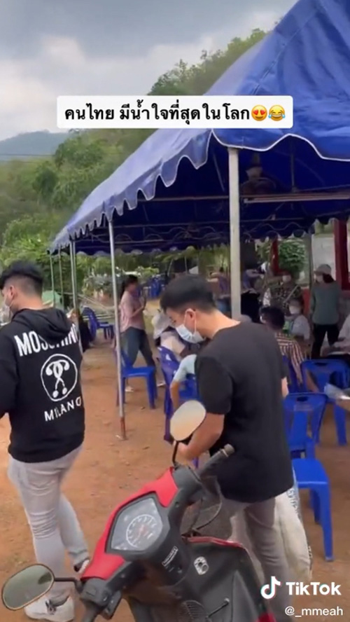 เอ็นดู.. นทท. ต่างชาติ แวะงานแต่งงานนึกว่าร้านอาหาร เอ็นดู.. นทท. ต่างชาติ แวะงานแต่งงานนึกว่าร้านอาหาร