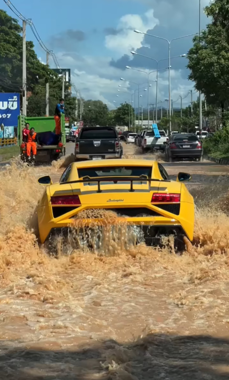 แชร์สนั่นคลิปรถหรูแลมโบกินี่ ขับฝ่าน้ำท่วม แชร์สนั่นคลิปรถหรูแลมโบกินี่ ขับฝ่าน้ำท่วม