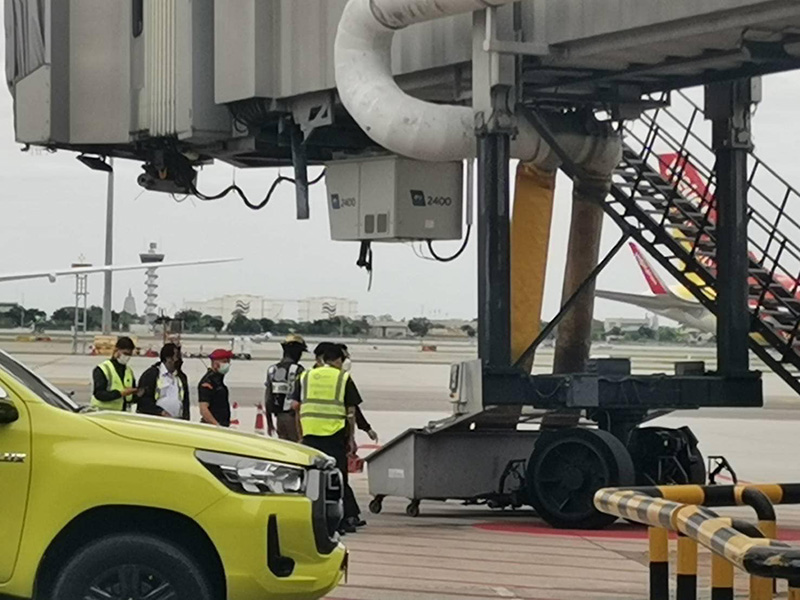 คลิปนาทีชายคลั่งถือขวานบุกลานจอดวิ่งใส่เครื่องบิน คลิปนาทีชายคลั่งถือขวานบุกลานจอดวิ่งใส่เครื่องบิน