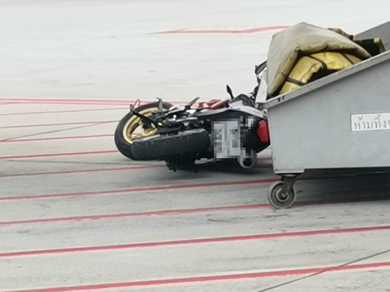 คลิปนาทีชายคลั่งถือขวานบุกลานจอดวิ่งใส่เครื่องบิน คลิปนาทีชายคลั่งถือขวานบุกลานจอดวิ่งใส่เครื่องบิน