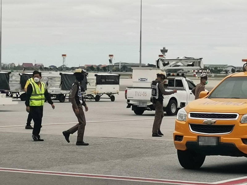 คลิปนาทีชายคลั่งถือขวานบุกลานจอดวิ่งใส่เครื่องบิน คลิปนาทีชายคลั่งถือขวานบุกลานจอดวิ่งใส่เครื่องบิน