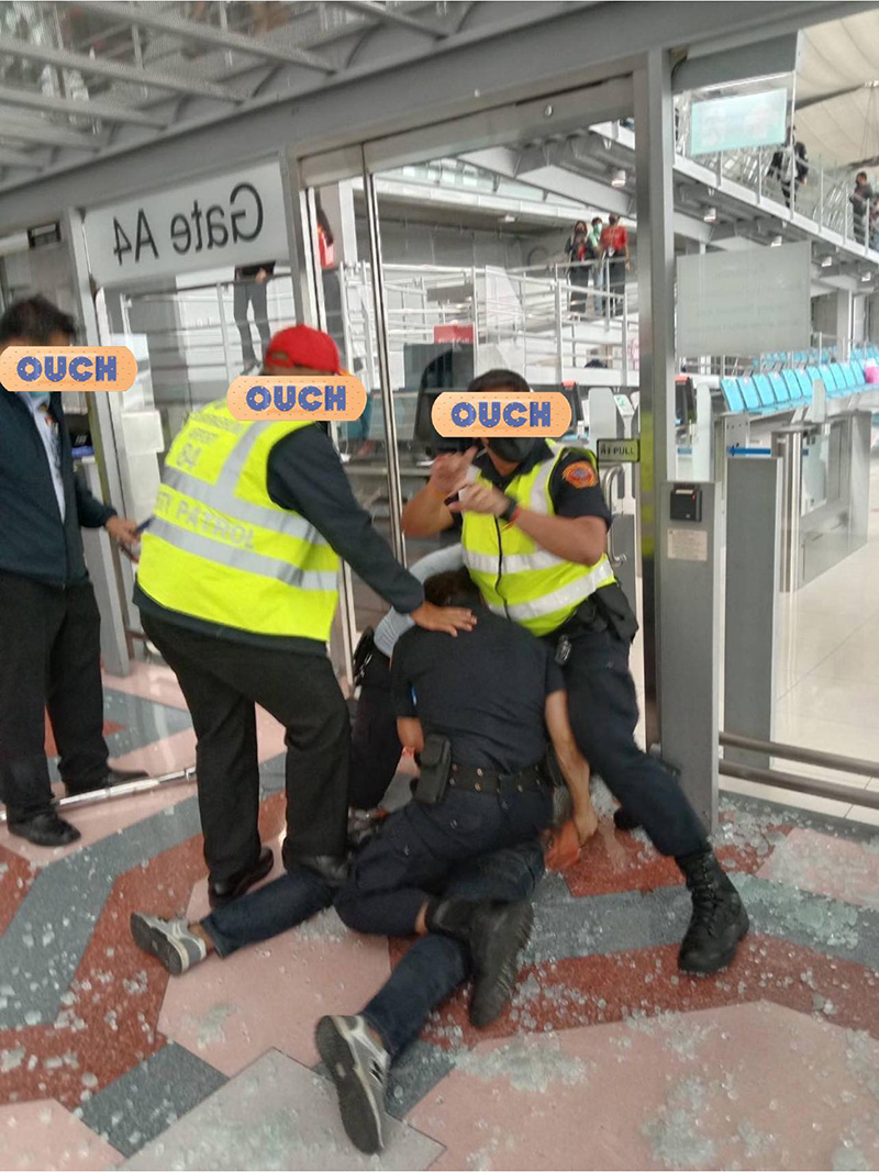 คลิปนาทีชายคลั่งถือขวานบุกลานจอดวิ่งใส่เครื่องบิน คลิปนาทีชายคลั่งถือขวานบุกลานจอดวิ่งใส่เครื่องบิน