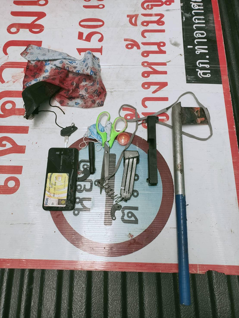 คลิปนาทีชายคลั่งถือขวานบุกลานจอดวิ่งใส่เครื่องบิน คลิปนาทีชายคลั่งถือขวานบุกลานจอดวิ่งใส่เครื่องบิน