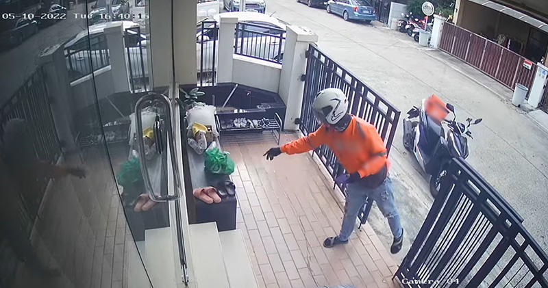 ไรเดอร์โยนกล่องข้าว แถมใช้เท้าเขี่ยอาหารลูกค้า ไรเดอร์โยนกล่องข้าว แถมใช้เท้าเขี่ยอาหารลูกค้า