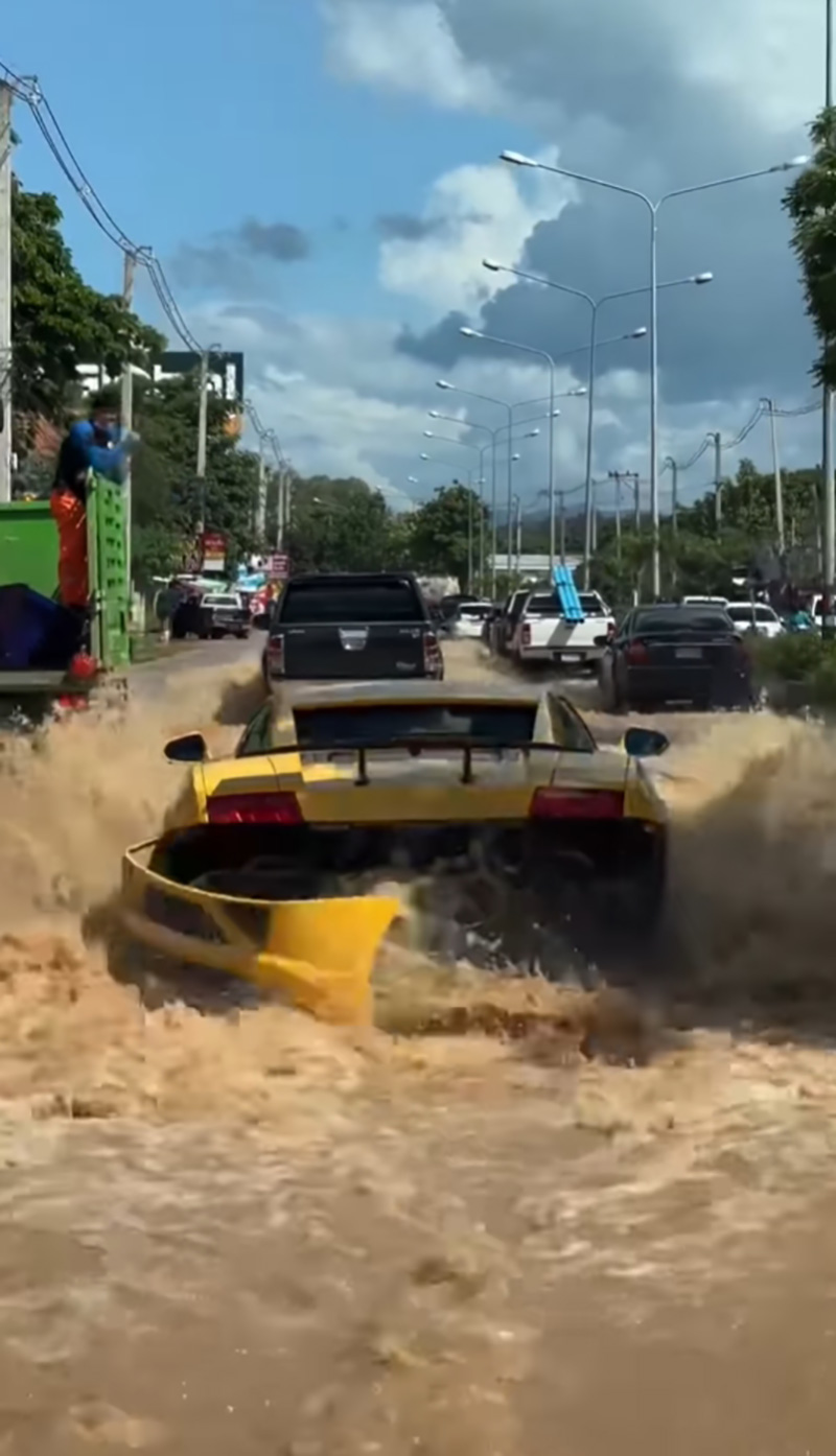 แชร์สนั่นคลิปรถหรูแลมโบกินี่ ขับฝ่าน้ำท่วม แชร์สนั่นคลิปรถหรูแลมโบกินี่ ขับฝ่าน้ำท่วม