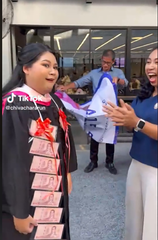 พ่อแม่ทำเซอร์ไพรส์ให้ของขวัญวันรับปริญญาลูก พ่อแม่ทำเซอร์ไพรส์ให้ของขวัญวันรับปริญญาลูก