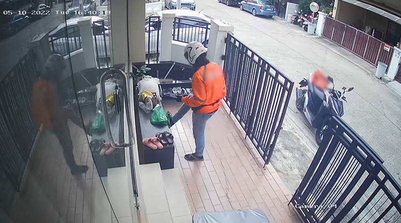 ไรเดอร์โยนกล่องข้าว แถมใช้เท้าเขี่ยอาหารลูกค้า ไรเดอร์โยนกล่องข้าว แถมใช้เท้าเขี่ยอาหารลูกค้า