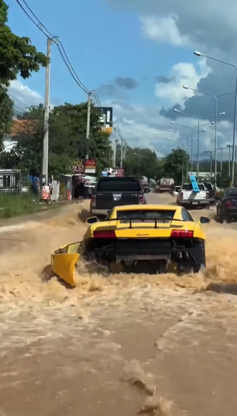 แชร์สนั่นคลิปรถหรูแลมโบกินี่ ขับฝ่าน้ำท่วม แชร์สนั่นคลิปรถหรูแลมโบกินี่ ขับฝ่าน้ำท่วม