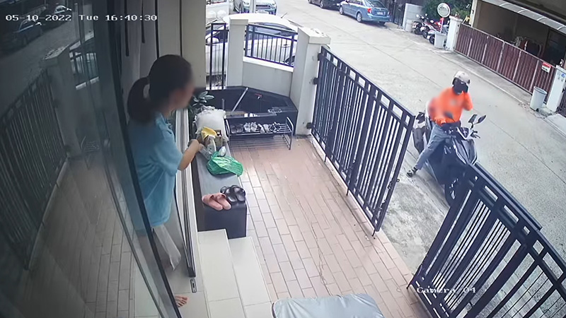 ไรเดอร์โยนกล่องข้าว แถมใช้เท้าเขี่ยอาหารลูกค้า ไรเดอร์โยนกล่องข้าว แถมใช้เท้าเขี่ยอาหารลูกค้า