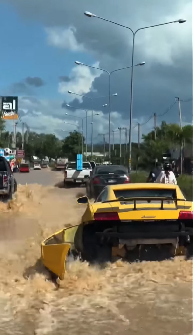 แชร์สนั่นคลิปรถหรูแลมโบกินี่ ขับฝ่าน้ำท่วม แชร์สนั่นคลิปรถหรูแลมโบกินี่ ขับฝ่าน้ำท่วม