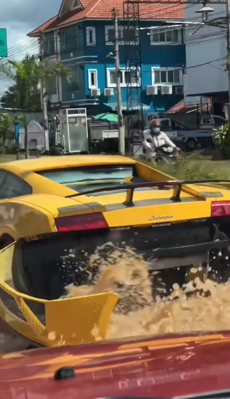 แชร์สนั่นคลิปรถหรูแลมโบกินี่ ขับฝ่าน้ำท่วม แชร์สนั่นคลิปรถหรูแลมโบกินี่ ขับฝ่าน้ำท่วม