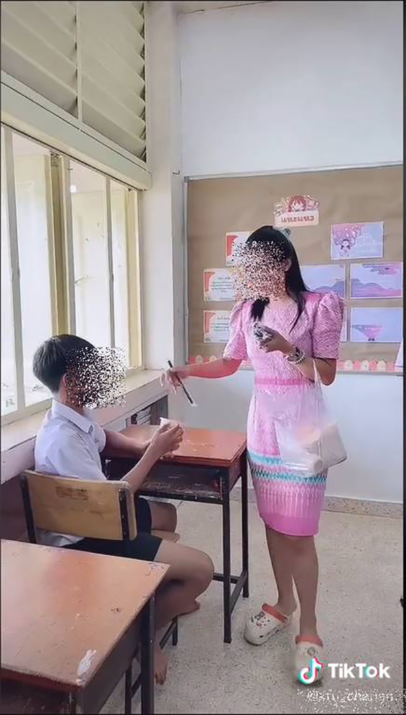 ครูเอามือถือ นร. มาเซลฟี่ตัวเอง ละเมิดของคนอื่น ครูเอามือถือ นร. มาเซลฟี่ตัวเอง ละเมิดของคนอื่น