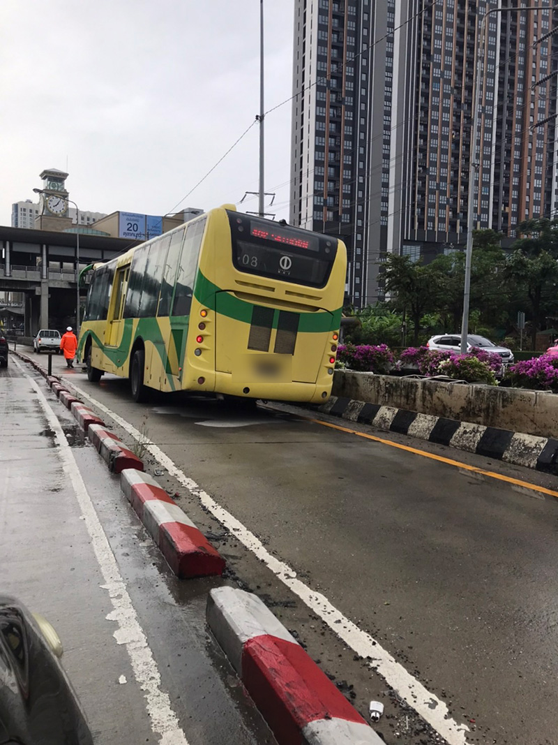 BRT จอดเสียในช่อง BRT จอดเสียในช่อง