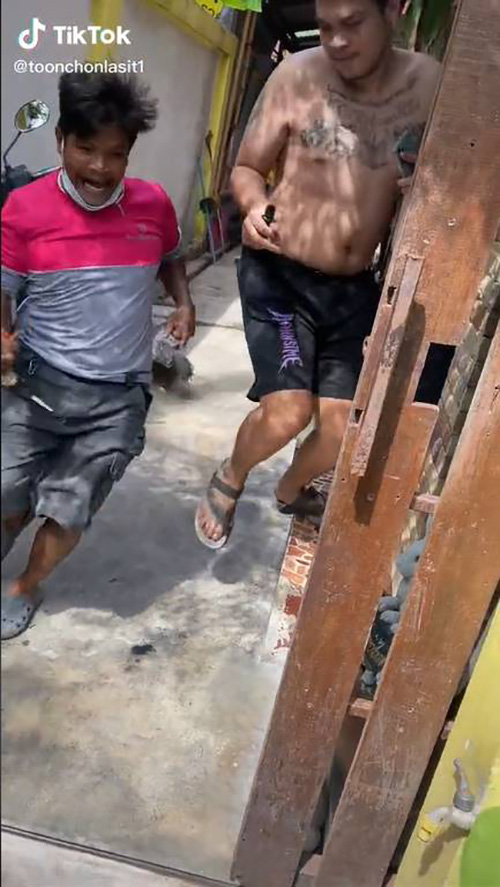 ถึงกับร้องเXย !! เมื่อแก๊งชายฉกรรจ์ต้องมารุมจับแขกไม่ได้รับเชิญ ถึงกับร้องเXย !! เมื่อแก๊งชายฉกรรจ์ต้องมารุมจับแขกไม่ได้รับเชิญ