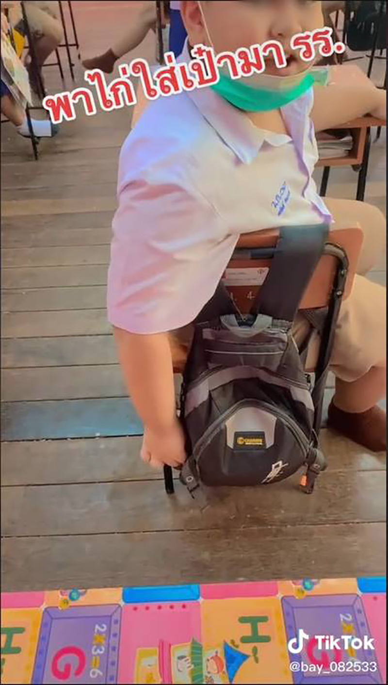 เจ้าหนูกระเป๋าตุงแปลก ๆ แถมมีเสียง ครูขอดูถึงกับขำลั่น เจ้าหนูกระเป๋าตุงแปลก ๆ แถมมีเสียง ครูขอดูถึงกับขำลั่น