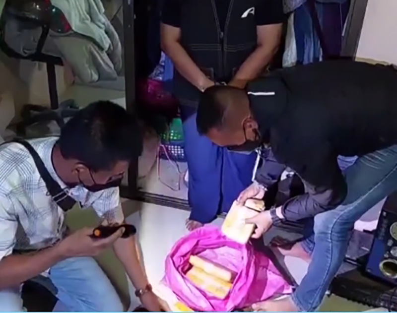 ยึดยาบ้า 4 หมื่นเม็ดจากสาวส่งยา ยึดยาบ้า 4 หมื่นเม็ดจากสาวส่งยา