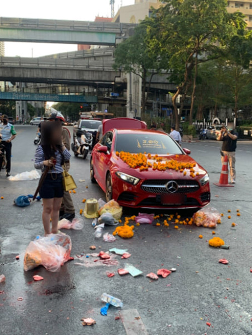 เค ร้อยล้าน คลั่งอีก ปล่อยงูกลางถนนหน้าห้างดัง-ทำร้ายตัวเอง เค ร้อยล้าน คลั่งอีก ปล่อยงูกลางถนนหน้าห้างดัง-ทำร้ายตัวเอง