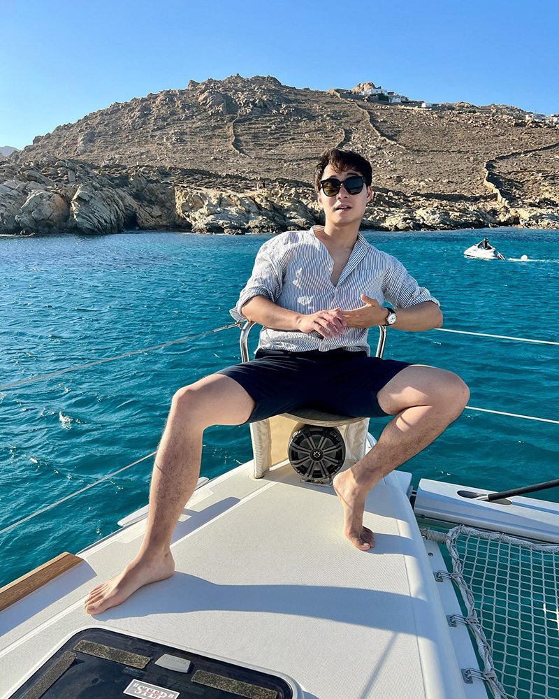 อังเคิลโรเจอร์ อวดลุคริมสระว่ายน้ำ อังเคิลโรเจอร์ อวดลุคริมสระว่ายน้ำ