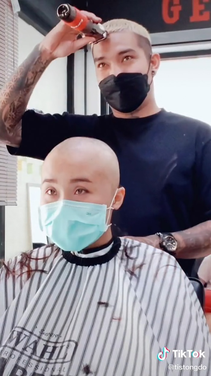 สาวมาโกนผมที่ร้าน สาวมาโกนผมที่ร้าน