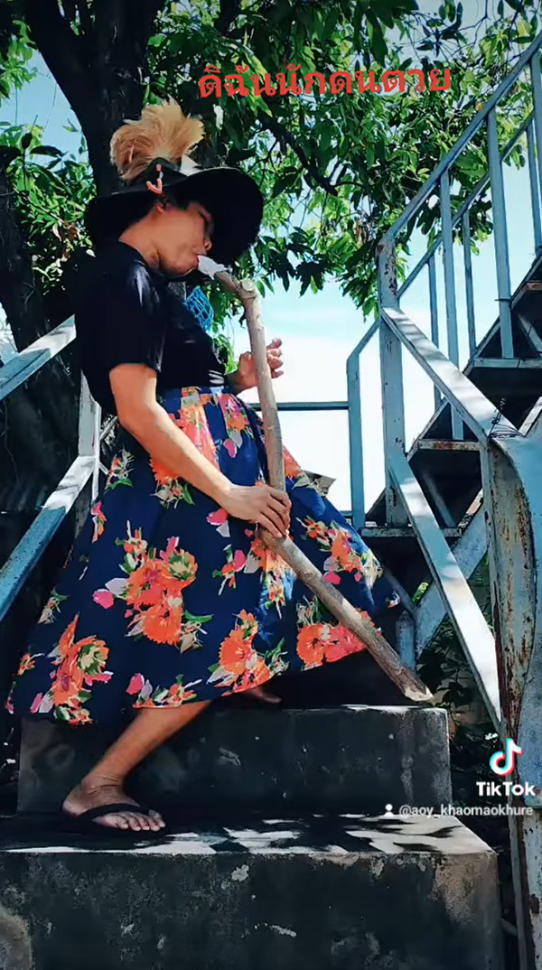 สาวเล่น TikTok คว้าต้นไชยามาเป็นแซกโซโฟน สาวเล่น TikTok คว้าต้นไชยามาเป็นแซกโซโฟน