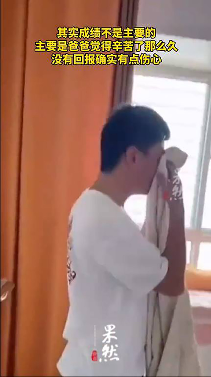 พ่อน้ำตาเล็ด..อุตส่าห์อดนอนติวคณิตฯ ให้ลูกชาย พ่อน้ำตาเล็ด..อุตส่าห์อดนอนติวคณิตฯ ให้ลูกชาย