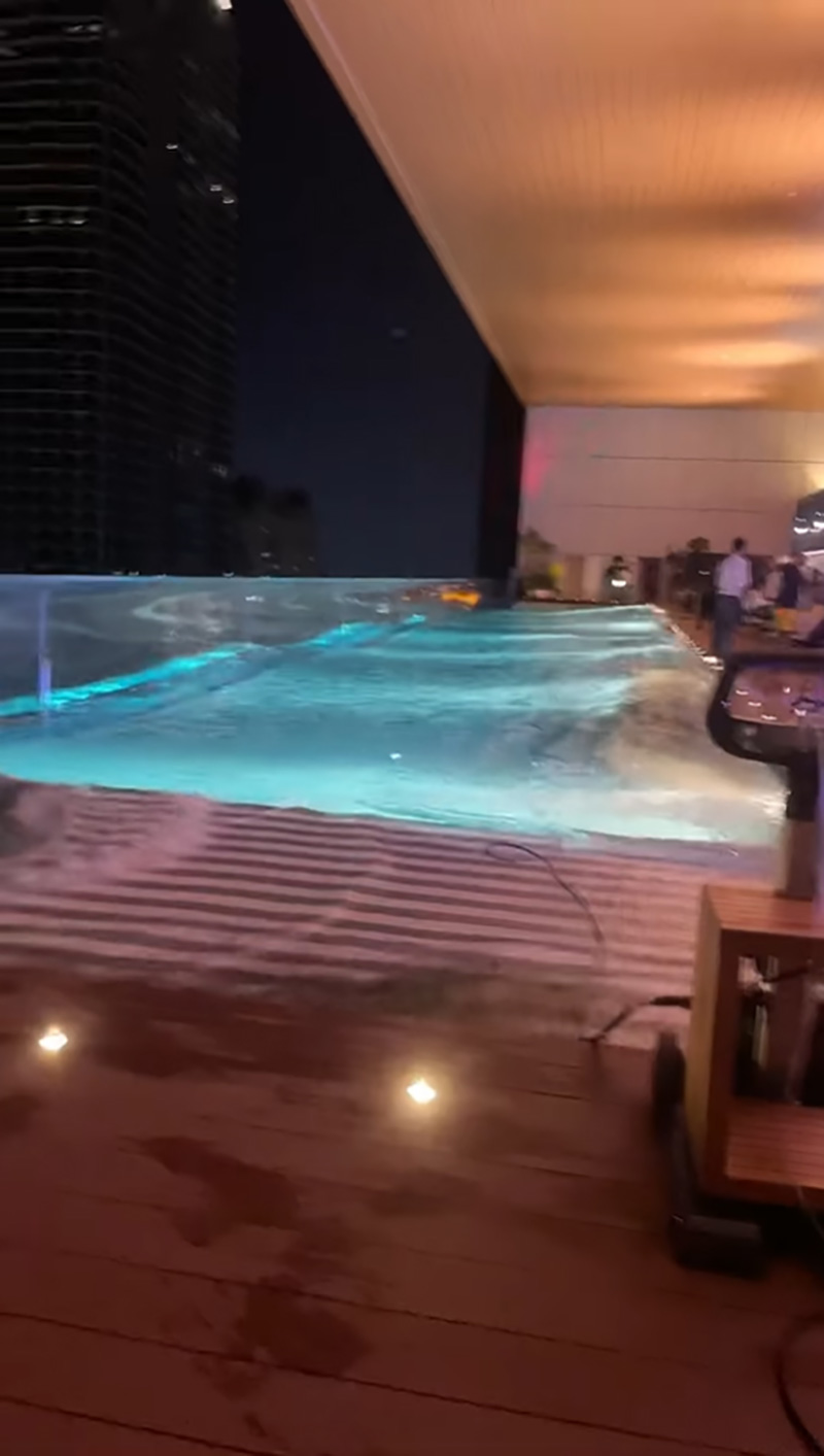 คลิประทึก สระว่ายน้ำหรูบนตึกสูง กลายสภาพเป็นทะเล คลิประทึก สระว่ายน้ำหรูบนตึกสูง กลายสภาพเป็นทะเล