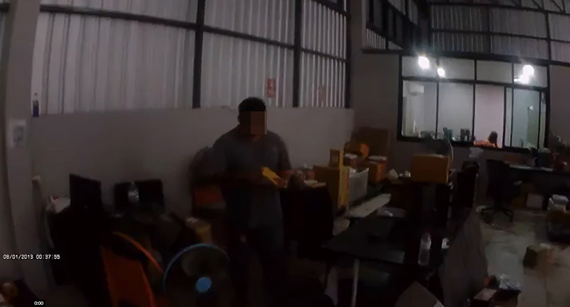 หนุ่มซื้อกล้องมือสอง เจอคลิปโป๊ะ พนง. ขนส่งแกะมาเล่น หนุ่มซื้อกล้องมือสอง เจอคลิปโป๊ะ พนง. ขนส่งแกะมาเล่น