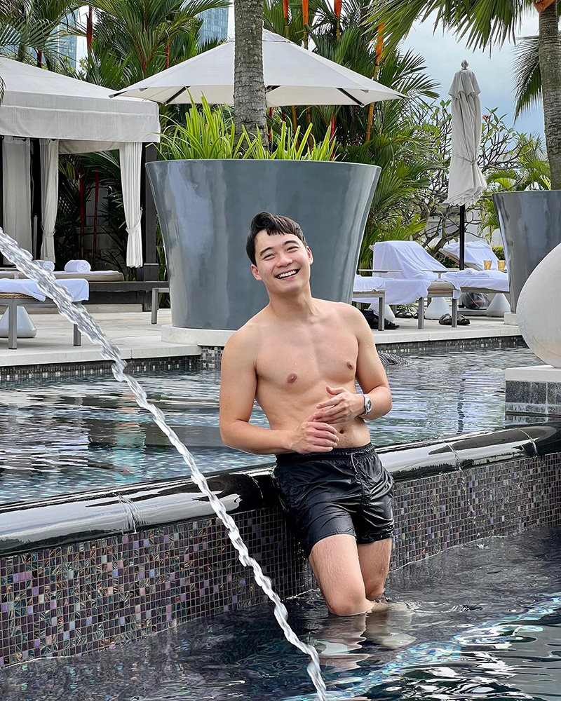 อังเคิลโรเจอร์ อวดลุคริมสระว่ายน้ำ อังเคิลโรเจอร์ อวดลุคริมสระว่ายน้ำ