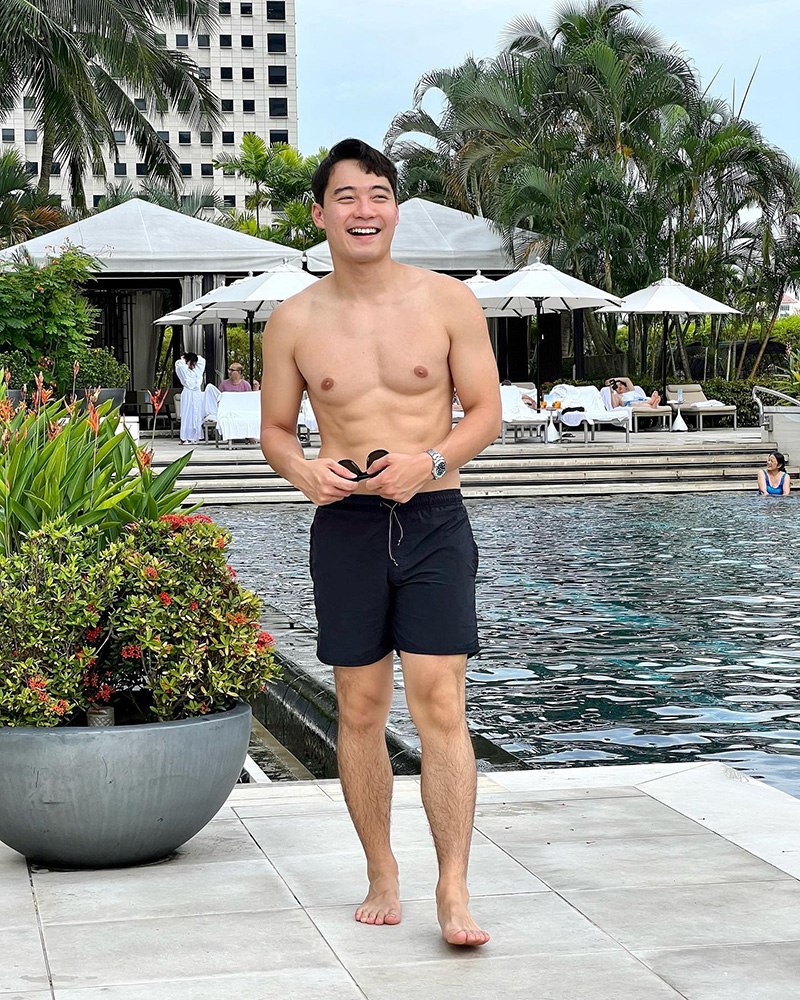 อังเคิลโรเจอร์ อวดลุคริมสระว่ายน้ำ อังเคิลโรเจอร์ อวดลุคริมสระว่ายน้ำ