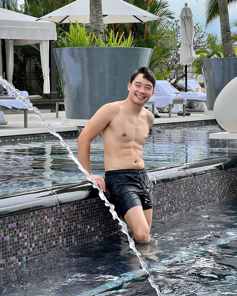 อังเคิลโรเจอร์ อวดลุคริมสระว่ายน้ำ อังเคิลโรเจอร์ อวดลุคริมสระว่ายน้ำ