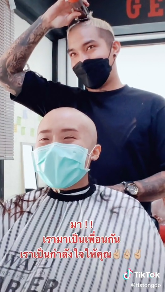 สาวมาโกนผมที่ร้าน สาวมาโกนผมที่ร้าน