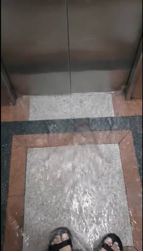 เปิดประตูลิฟต์มาเจอมวลน้ำถาโถม เปิดประตูลิฟต์มาเจอมวลน้ำถาโถม